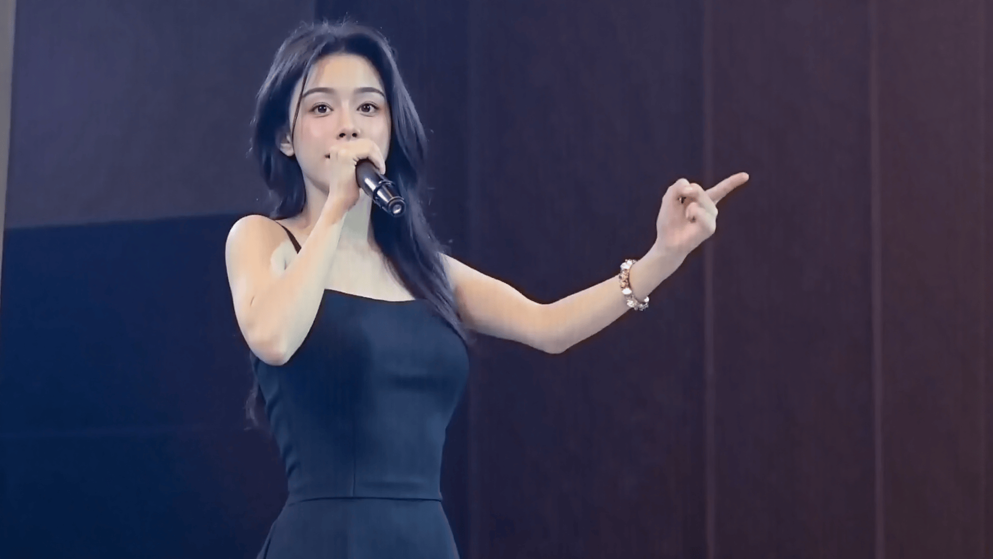 女歌手：尚雨颖  演唱视频